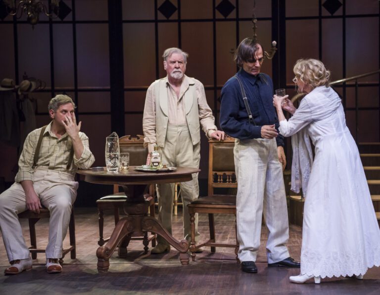 Espejos Oscuros: Largo Viaje de un día hacia la noche… Teatro San Martín