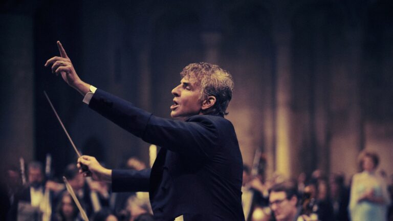 «Maestro» de Bradley Cooper: Una Sinfonía Desafinada en la Vida de Bernstein