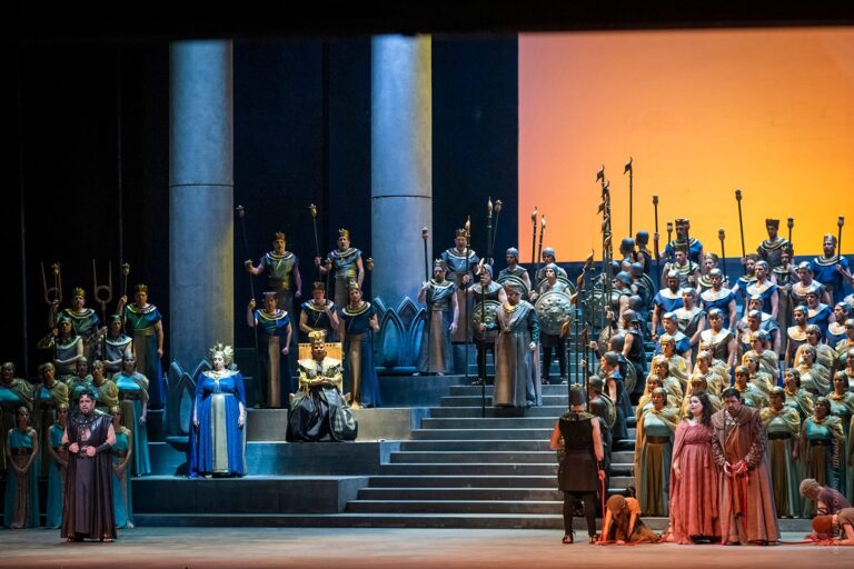 Aida en el Teatro Argentino: un desfile de notorios, pero ¿dónde está la pasión? (primer elenco)