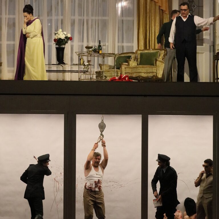 Tosca en Munich: ¡Terroristas, Pasolini y Desnudos! ¿Dónde quedó Puccini? (con video de la función)