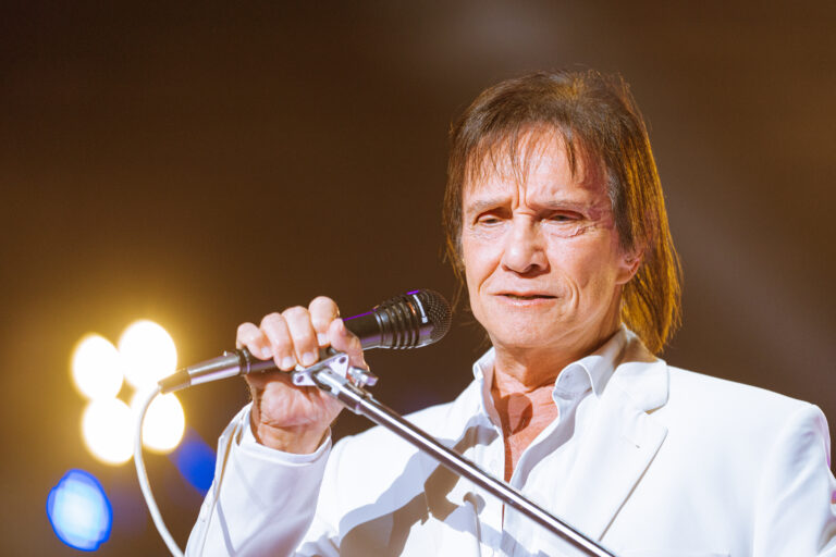 Roberto Carlos, a sus 83 Años: Una Noche de Pura Nostalgia y Emoción en el Movistar Arena