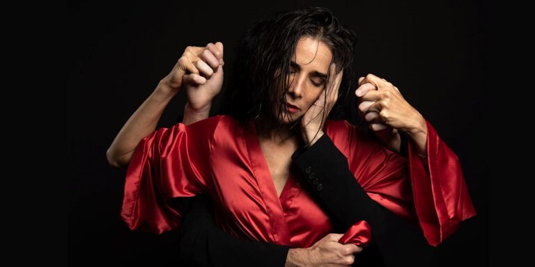 Juana: Juana Viale Rompe el Silencio y sacude  el Teatro Regio