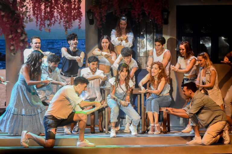 MAMÁ MÍA: talento, energía y (por fin) verdadera inmersión teatral – Mar del Plata 2025