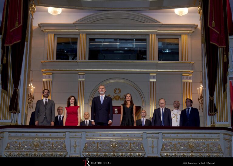 Sus Majestades los Reyes, abren el palco real, a la sociedad civil