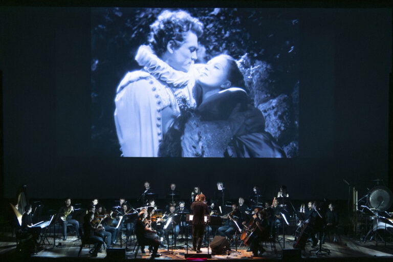 Cocteau en clave minimalista: estreno de La Bella y la Bestia en el Colón