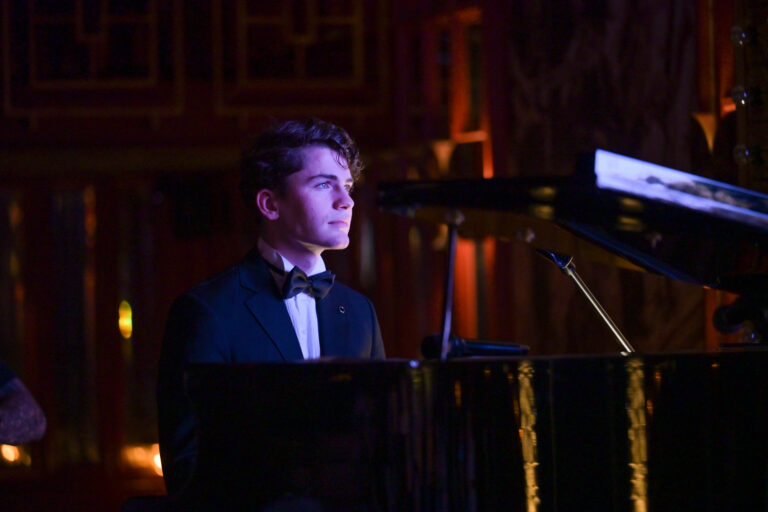 Martín Savi, noche de estreno entre cristales y boiserie