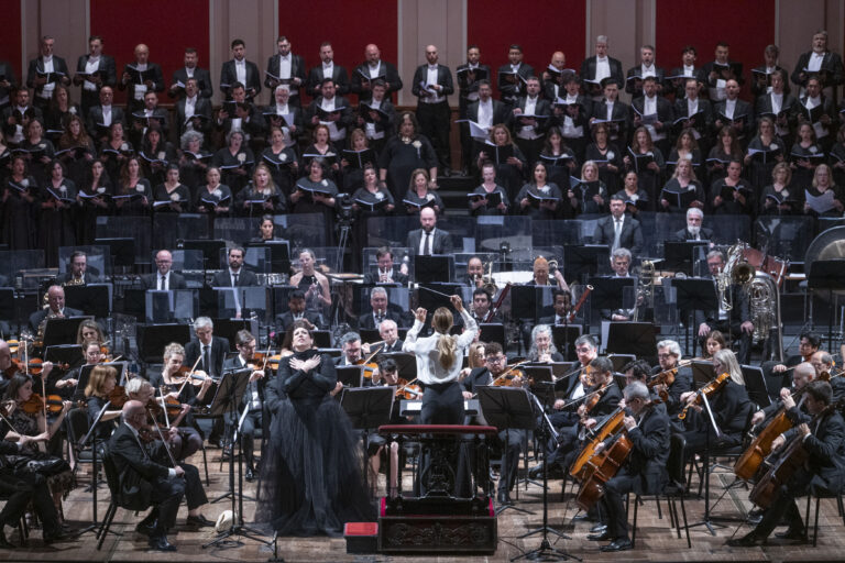 Venezi, Coro y Orquesta iluminan la Gala «100 años» en el Teatro Colón