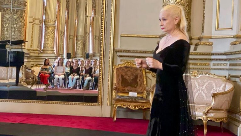 Haydeé Dabusti: arte, técnica y emoción en el Salón Dorado