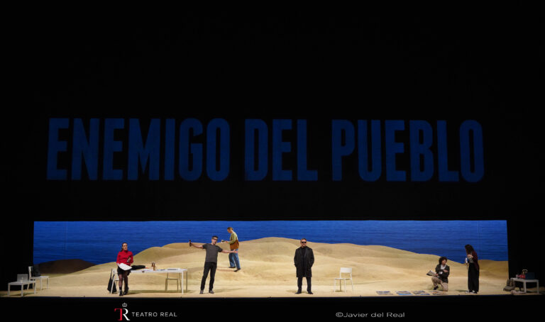 Enemigo del pueblo, ¿Ópera o teatro musical? – Teatro Real de Madrid
