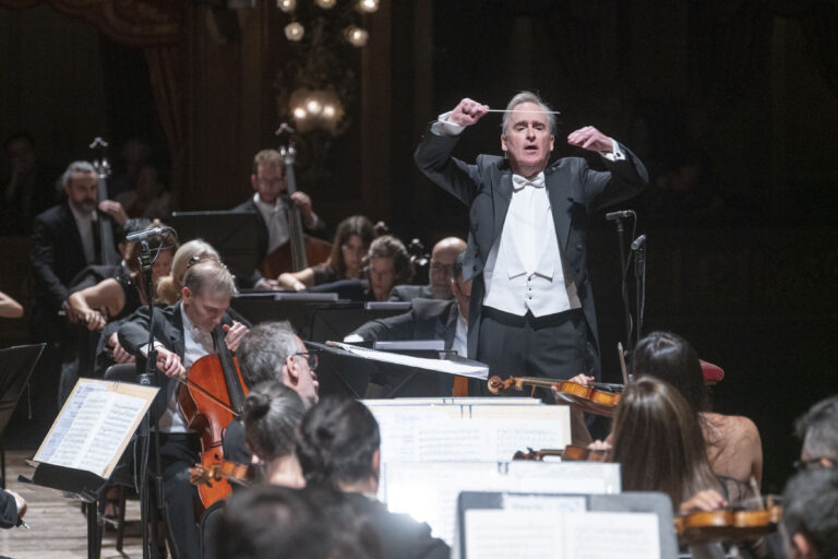 80 años de la OFBA: Conlon y la incómoda vigencia de «la Leningrado»