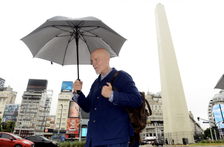 Jhon Malkovich, llegó a Buenos para presentarse con su obra en el Teatro Ópera