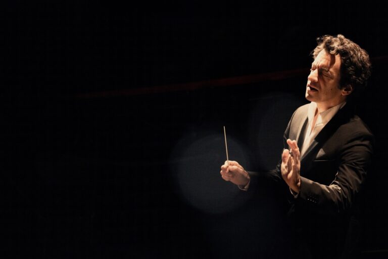 Alejo Perez, nuevo titular de la Estable del Teatro Colón, inicia su ciclo 2026