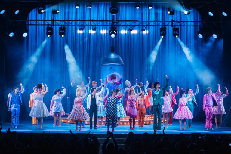 Hairspray: bienvenidos a los 60… y al gran musical en el Teatro Coliseo