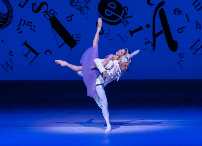 Alicia en el País de las Maravillas en el Teatro Colón: una producción extraordinaria que redefine el ballet contemporáneo